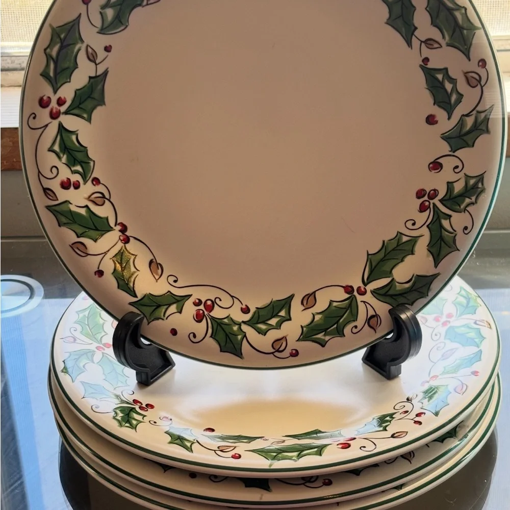Festive Holly Holiday Salad Plates Set Of 4 8.5 Inch Diameter Pre-Owned
